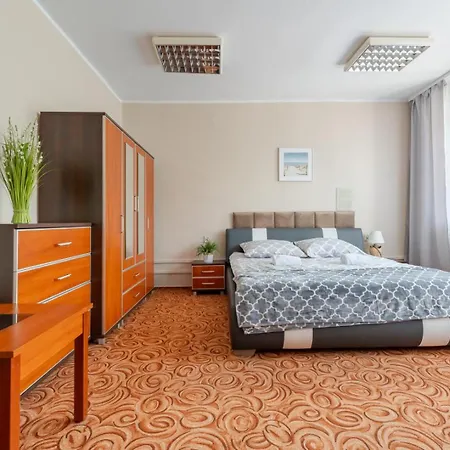 Hostal Hostello - Pokoje, Parking - By Spaceapart *