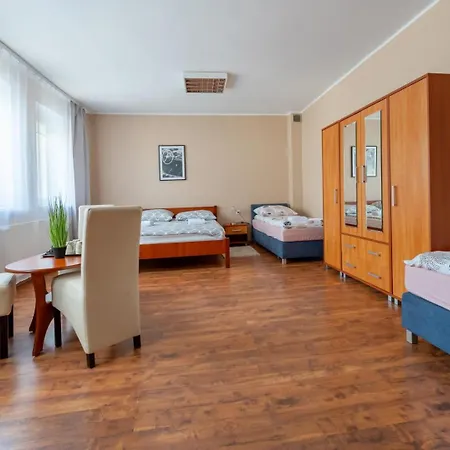 Hostelio - Tanie I Komfortowe Pokoje, Parking, Sklep Na Miejscu