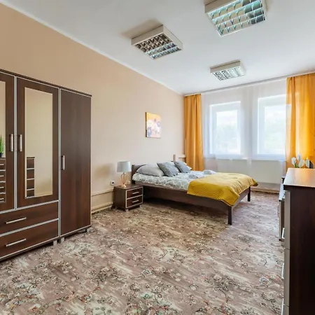 Hostal Hostello - Pokoje, Parking - By Spaceapart