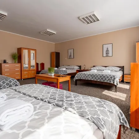 Hostelio - Tanie I Komfortowe Pokoje, Parking, Sklep Na Miejscu Jelení Hora