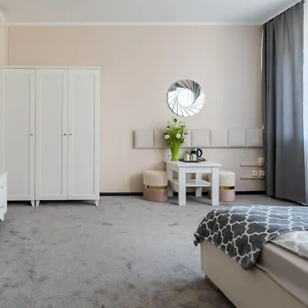 Hostal Hostello - Pokoje, Parking - By Spaceapart *
