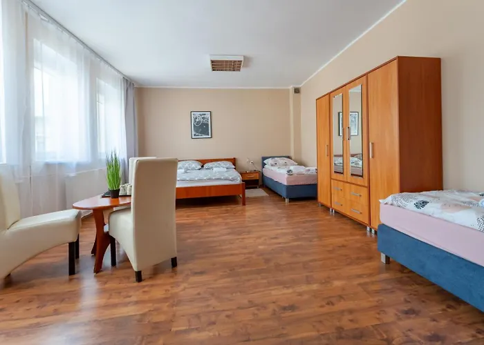 Hostelio - Tanie I Komfortowe Pokoje, Parking, Sklep Na Miejscu